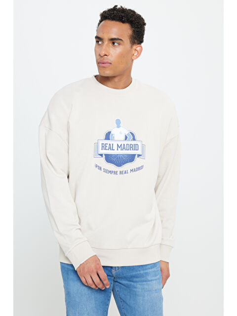 AC&Co / Altınyıldız Classics Erkek Açık Bej Oversize Fit Bol Kesim Real Madrid Lisanslı 3 İplik Pamuklu Bisiklet Yaka Sweatshirt - S000394350-19927