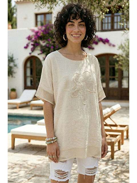 Chiccy Bej Yuvarlak Yaka Düşük Kol Etek Ve Kol Ucu File Detaylı Çiçek Aplikeli Casual Dokuma Bluz 65 60