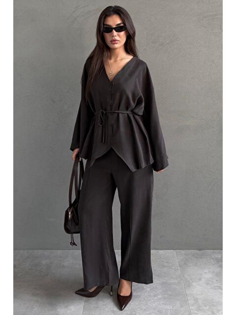 Madmext Acı Kahverengi V Yaka Düğmeli Kuşaklı İkili Modal Kadın Takım Mg2619 - S000508418-19413