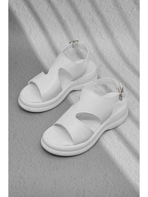 TONNY BLACK Kadın Beyaz Rahat Kalıp Düz Tokalı Sandalet