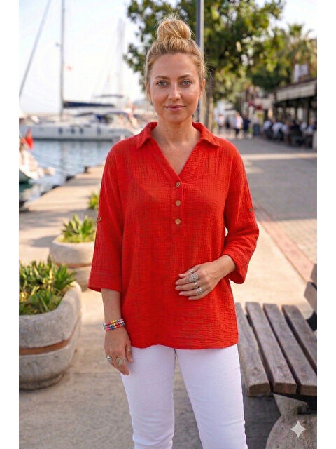 Chiccy Kırmızı Gömlek Yaka Düğmeli 3/4 Kol Yanları Düğmeli Casual Müslin Dokuma Bluz 67 67