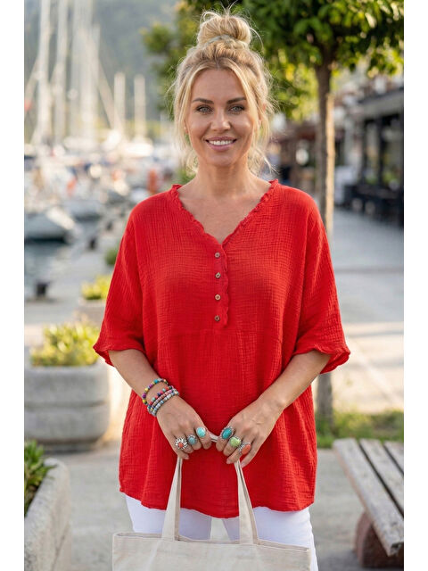 Chiccy Kırmızı V Yaka Kısa Kol Düğmeli Yaka Ve Kolucu Fırfırlı Casual Müslin Oversize Dokuma Bluz 77 70
