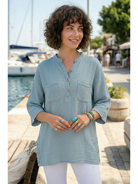 Chiccy Açık Mavi Hakim Yaka 3/4 Kol Düğmeli Çift Cepli Yanları Düğmeli Casual Müslin Dokuma Bluz 70 65