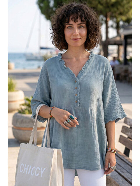 Chiccy Açık Mavi V Yaka Kısa Kol Düğmeli Yaka Ve Kolucu Fırfırlı Casual Müslin Oversize Dokuma Bluz 77 70