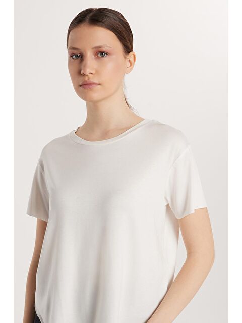 TUDORS Kadın Relax Fit Modal Kumaş Basic Bisiklet Yaka Ekru Tişört - S000523357-19965