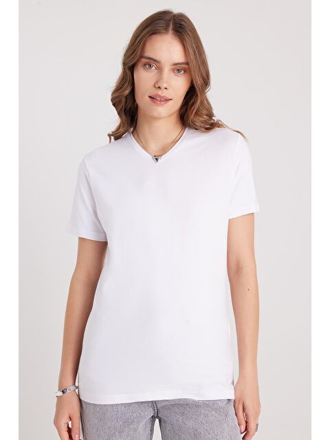 TUDORS Kadın Slim Fit Dar Kesim Pamuklu Yumuşak Dokulu Elastanlı Esnek Kumaş Düz Basic Beyaz V Yaka Tişört - S000523355-20063