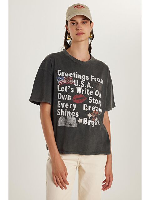 TUDORS Kadın Regular Fit Klasik Kesim %100 Pamuk Kısa Kollu Bisiklet Yaka Baskılı Antrasit Tişört - S000523377-29666