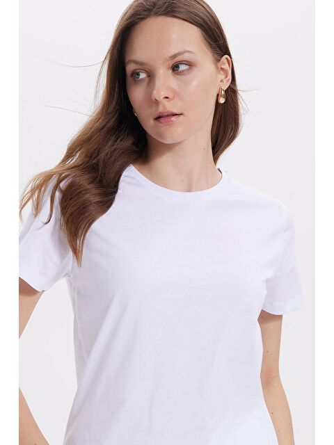 TUDORS Kadın Relax Fit Rahat Kesim Kısa Kollu Bisiklet Yaka Beyaz Tişört - S000523382-20063