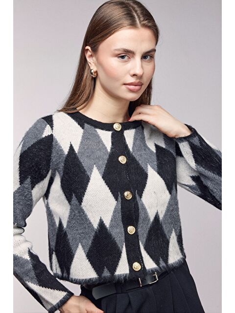 Saade Siyah Yumuşak Dokulu Renk Blok Baklava Desenli Düğmeli Crop Hırka - S000506764-19351