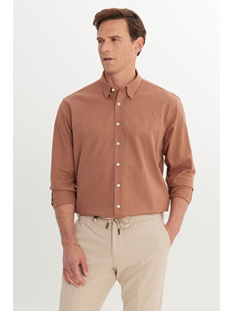AC&Co / Altınyıldız Classics Erkek Kahverengi Comfort Fit Rahat Kesim Gizli Düğme Yaka %100 Pamuk Flamlı Gömlek