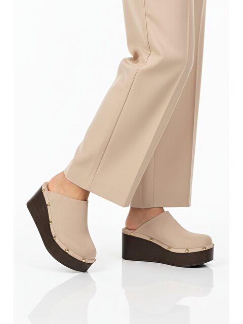 Ayakmod Bej Yüksek Taban Önü Kapalı Kadın Topuklu Terlik 322220 Z