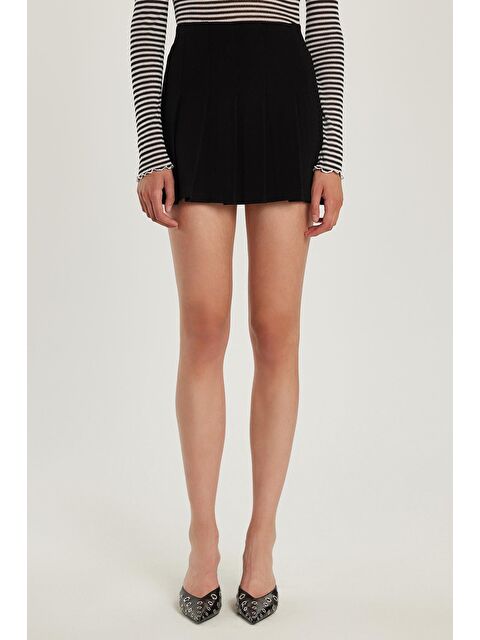 TUDORS Kadın Slim Fit Dar Kesim Viskon Kumaş Pileli Siyah Mini Etek - S000521698-19351