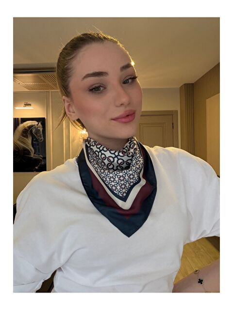 Luminos Butik Kadın Geometrik Desenli Saten Boyun Fuları Bandana Lacivert Ekru Bordo FLR2003