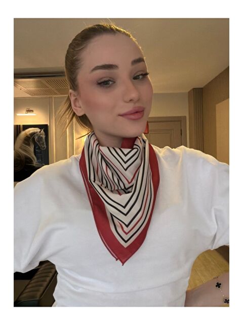 Luminos Butik Kadın Desenli Saten Boyun Fuları Bandana Kırmızı Ekru Siyah FLR2001