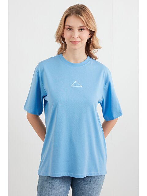 Fullamoda Üçgen Nakışlı Bisiklet Yaka Oversize Tişört - S000380914-17234