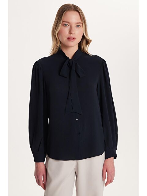 TUDORS Kadın Relax Fit Rahat Kesim Gofre Kumaş Kare Manşet Lacivert Fular Yaka Düz Gömlek - S000521732-21164