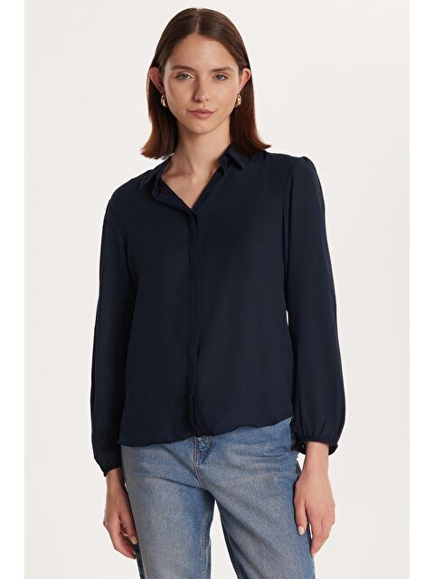 TUDORS Kadın Relax Fit Rahat Kesim Krep Kumaş İspanyol Manşet Lacivert Düz Gömlek - S000521733-21164