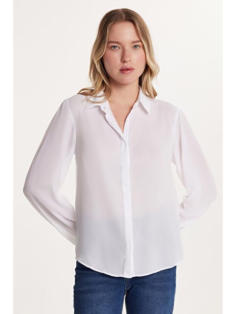 TUDORS Kadın Relax Fit Rahat Kesim Krep Kumaş İspanyol Manşet Beyaz Düz Gömlek - S000521734-20063