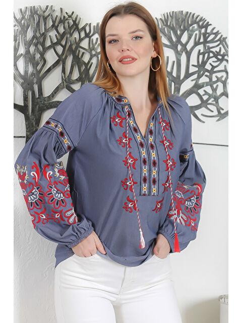 Chiccy Mavi Biritli Yaka Balon Kol Bağlamalı Yaka Ve Kol Ucu Nakışlı Casual Dokuma Bluz - S000358568-17234