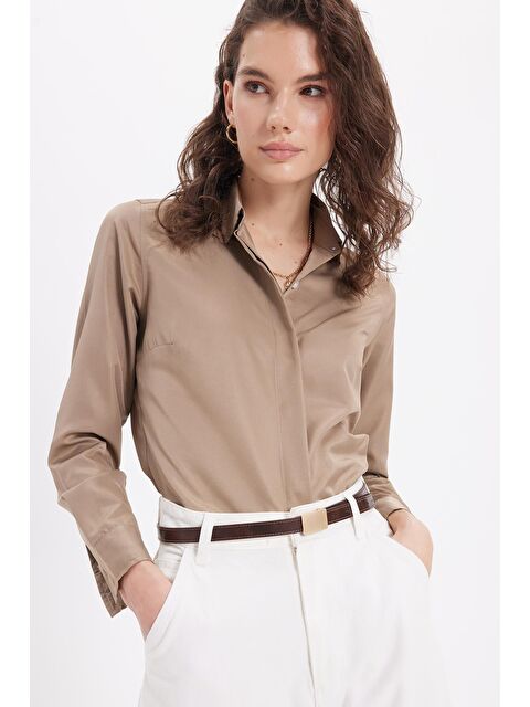 TUDORS Kadın Slim Fit Dar Kesim Vucüda Oturan Uzun Kollu Gizli Düğme Detaylı Koyu Vizon Basic Gömlek - S000521740-9561