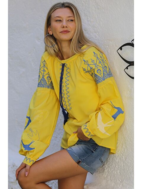 Chiccy Sarı Boyundan Bağlamalı Balon Kol Yaka Ve Kol Nakışlı Dokuma Casual Bluz - S000358583-20072