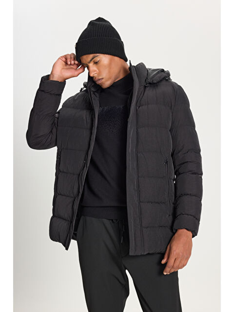 AC&Co / Altınyıldız Classics Erkek Siyah Standart Fit Normal Kesim Çıkma Kapüşon Yaka Yan Cepli Şişme Mont - S000394341-19351
