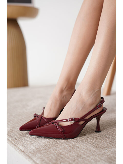 Daxtors D1132 Kadın Sivri Burun Tokalı Arkası Açık Topuklu Ayakkabı