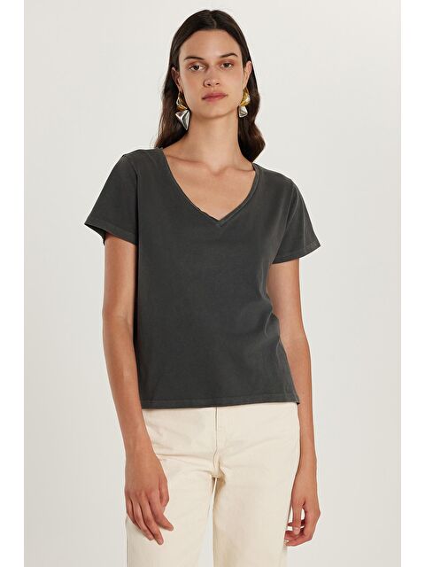 TUDORS Kadın Standart Fit %100 Pamuk Kısa Kollu V Yaka Antrasit Tişört - S000523408-29666