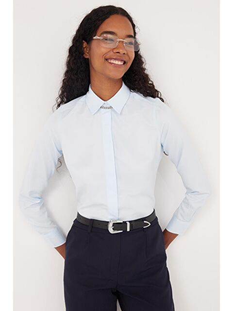 TUDORS Kadın Slim Fit Dar Kesim Vucüda Oturan Uzun Kollu Gizli Düğme Detaylı Mavi Basic Gömlek - S000521768-17234