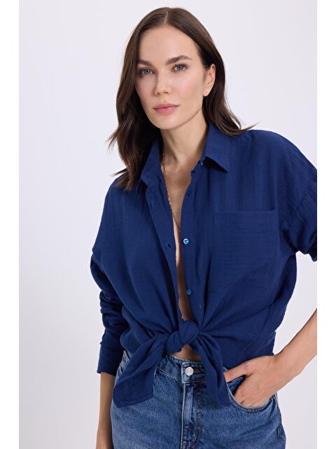 TUDORS Kadın Oversize Geniş Kesim %100 Pamuk Müslin Kumaş Uzun Kollu Cepli Dokulu Lacivert Gömlek - S000521769-21164