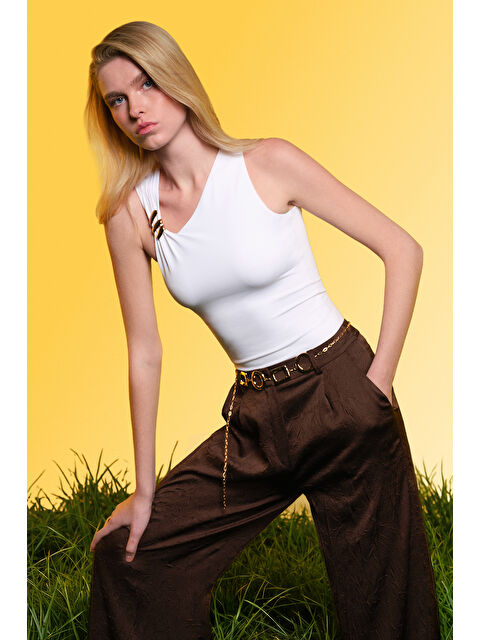 QUZU Asimetrik Yaka Metal Aksesuarlı Bluz Ekru - S000498925-19965