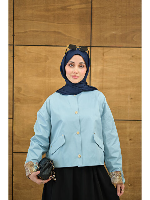 Locco Moda Kadın Bisiklet Yaka Astarı Desenli Çıtçıtlı Regular Gabardin Kısa Trenç Mavi - S000500116-17234