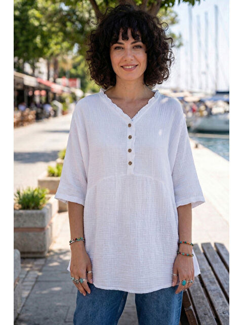 Chiccy Beyaz V Yaka Kısa Kol Düğmeli Yaka Ve Kolucu Fırfırlı Casual Müslin Oversize Dokuma Bluz 77 70