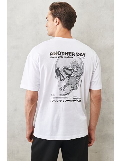 AC&Co / Altınyıldız Classics Erkek Beyaz Oversize Bisiklet Yaka %100 Pamuk Önü ve Arkası Baskılı Tişört - S000512518-20063