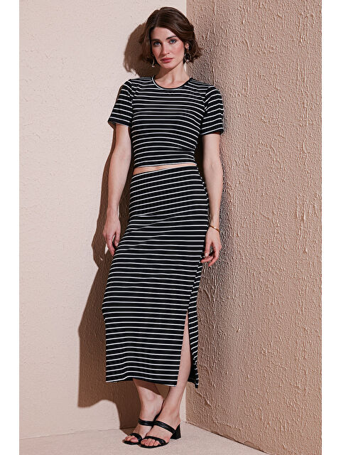 Lela Çizgili Slim Fit Bisiklet Yaka Yırtmaçlı Midi Boy Etekli Crop Takım 5866132 - S000346523-37424
