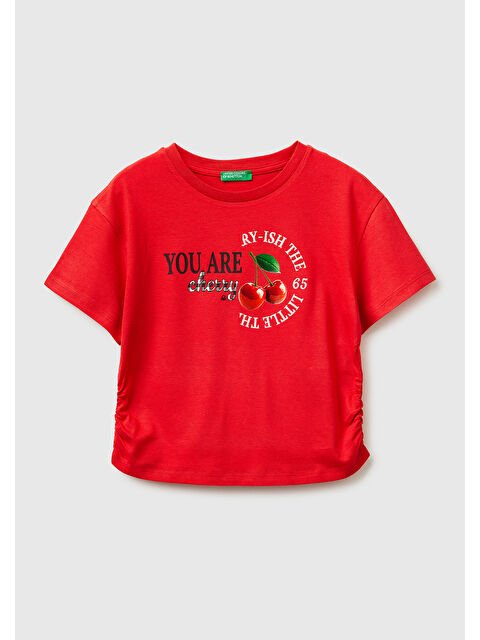 United Colors Of Benetton Kız Çocuk Kırmızı Yanları Büzgülü Detaylı Önü Baskılı ve İşlemeli T-Shirt