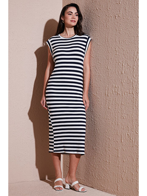Lela Regular Fit Bisiklet Yaka Çizgili Midi Boy Kadın Elbise 5866105 - S000348235-37341