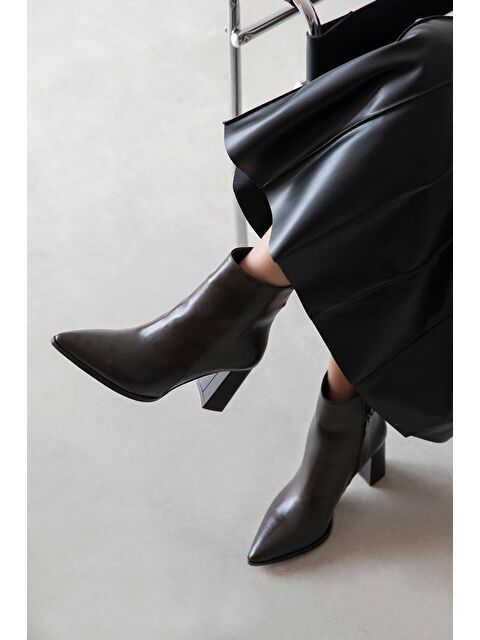 Straswans Nomi Kadın Topuklu Kırışık Deri Bot Kahve - S000518226-19413