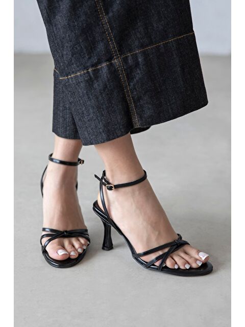 Straswans Zet Kadın Topuklu Kırışık Deri Sandalet Siyah