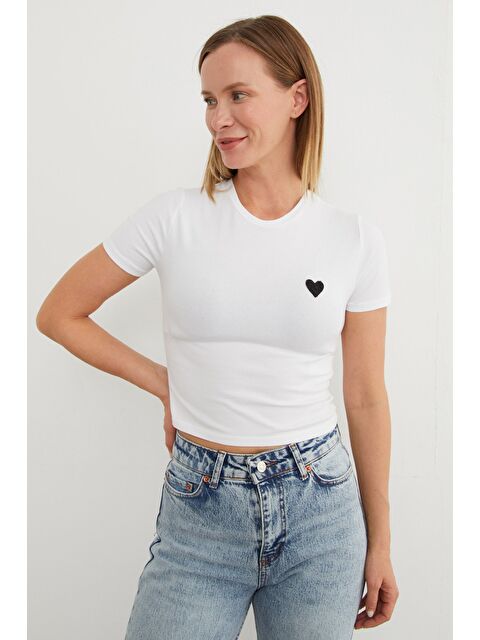 Fullamoda Kalp Nakışlı Bisiklet Yaka Crop Tişört - S000350568-19965