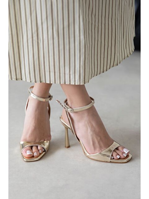 Straswans Nora Kadın Topuklu Küt Burun Deri Sandalet Altın