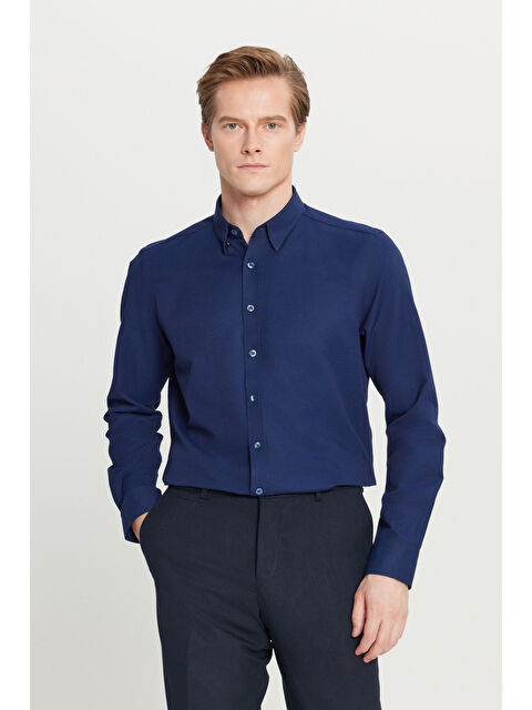 Altınyıldız Classics Erkek Lacivert Pamuklu Tailored Slim Fit Dar Kesim Gizli Düğmeli Yaka Armürlü Gömlek