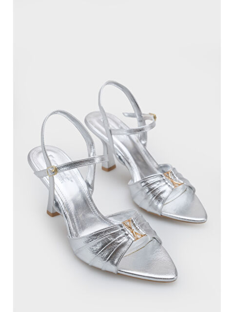 Capone Outfitters Belvia Sivri Burunlu Metalik Bilekten Bantlı Orta Topuklu Kadın Ayakkabı - S000530355-18105