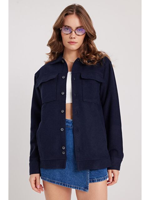 TUDORS Kadın Relax Fit Rahat Kesim Cepli Düz Apaş Yaka Lacivert Mont Gömlek - S000521798-21164