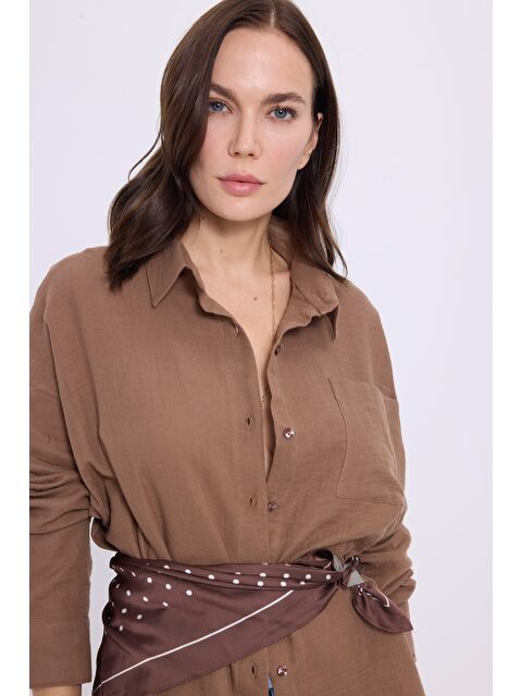TUDORS Kadın Oversize Geniş Kesim %100 Pamuk Müslin Kumaş Uzun Kollu Cepli Dokulu Kahverengi Gömlek - S000521804-19413