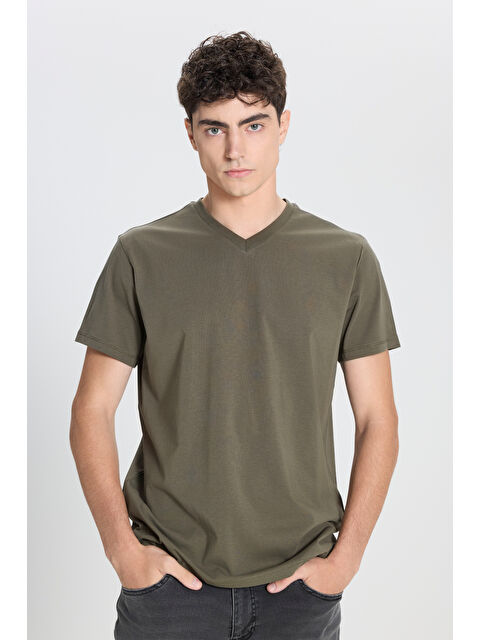 AC&Co / Altınyıldız Classics Erkek Haki Slim Fit Dar Kesim V Yaka Pamuklu V Yaka Kısa Kollu Tişört