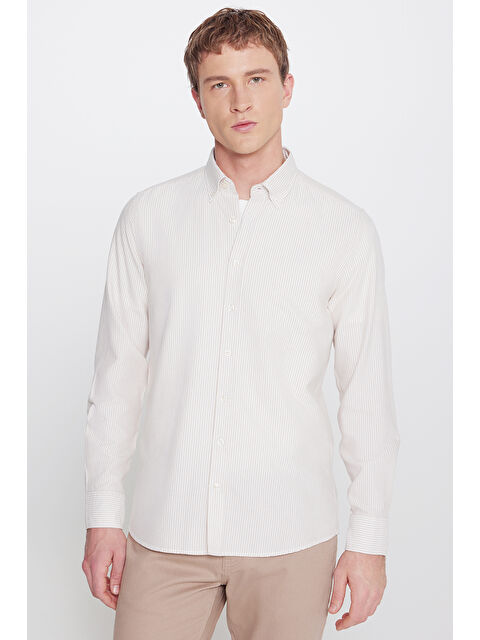 Altınyıldız Classics Erkek Beyaz-Bej Pamuklu Slim Fit Dar Kesim Düğmeli Yaka Çizgili Gömlek