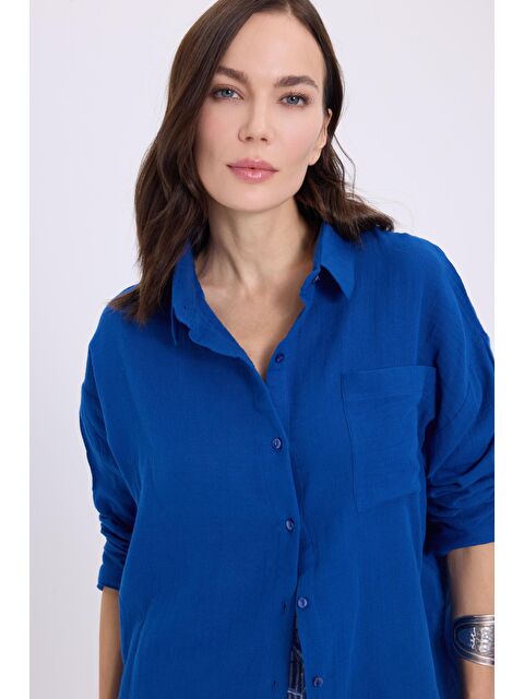 TUDORS Kadın Oversize Geniş Kesim %100 Pamuk Müslin Kumaş Uzun Kollu Cepli Dokulu Saks Mavi Gömlek - S000521811-23710