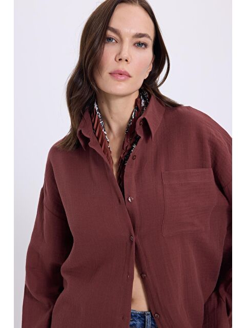 TUDORS Kadın Oversize Geniş Kesim %100 Pamuk Müslin Kumaş Uzun Kollu Cepli Dokulu Kahverengi Gömlek - S000521812-19413