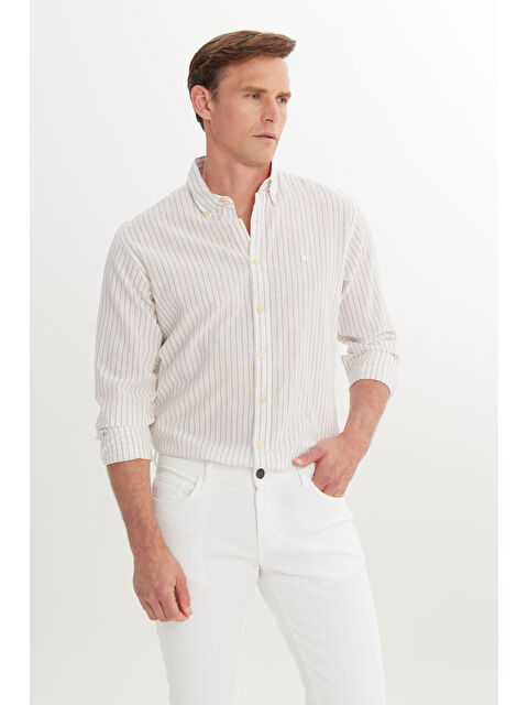 Altınyıldız Classics Erkek Beyaz-Bej Pamuklu Keten Comfort Fit Düğmeli Yaka Çizgili Gömlek